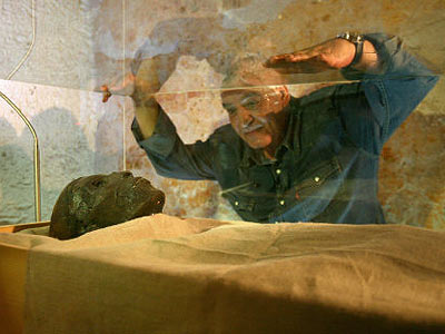 Tutanchamun in seiner neuen letzten Ruhesttte, einer Glasvitrine. 